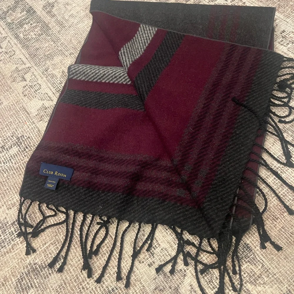 Club Room scarf 100% silk 60x12 Reversable vine/gray/black Blk fringe